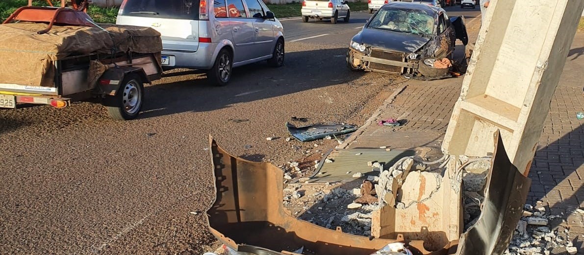 Motorista bate na traseira de veículo, arranca placa e quebra poste em Maringá