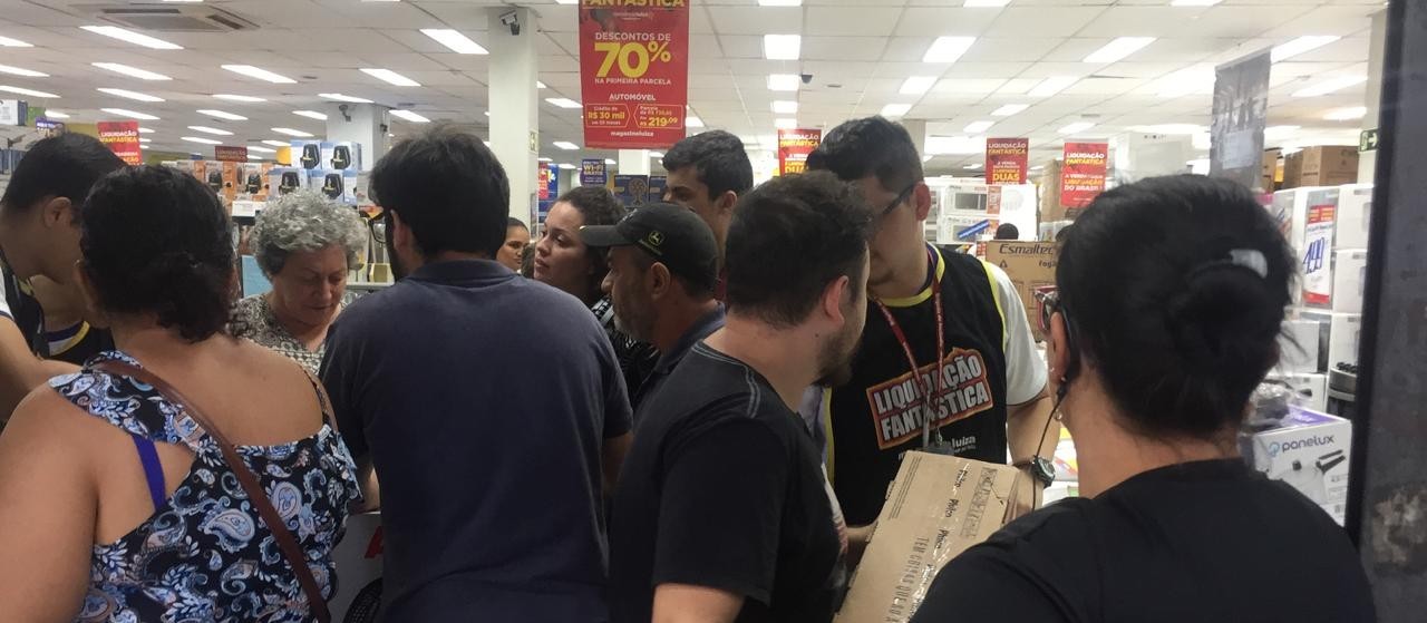 Consumidores passam a noite na fila para aproveitar ofertas