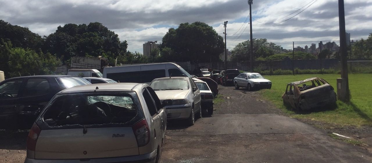 Carros apreendidos até na porta da delegacia