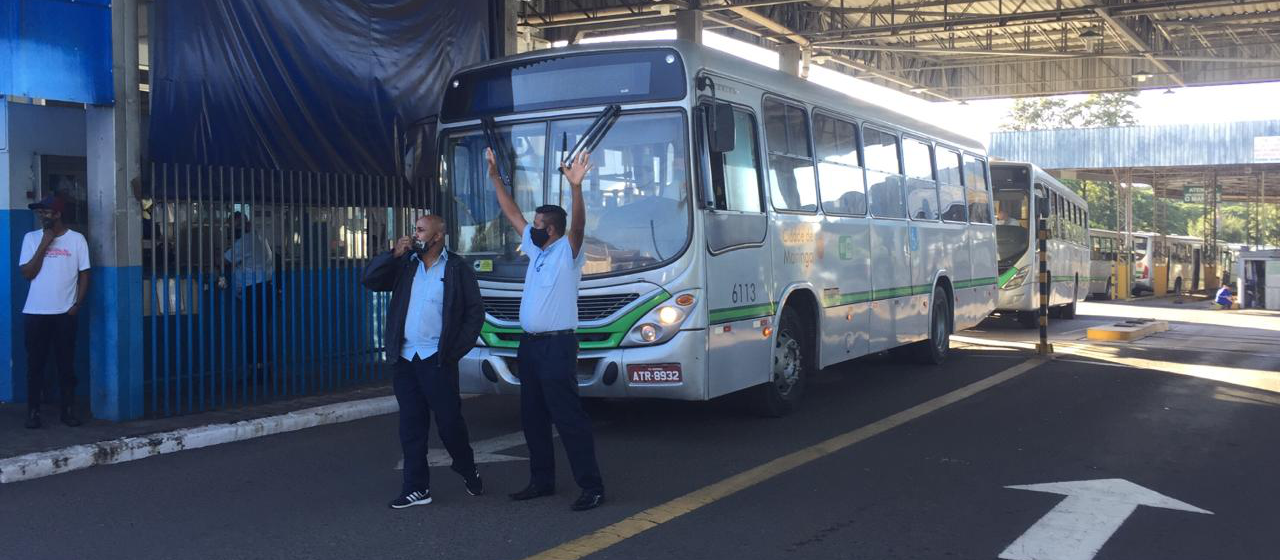 Mesmo com liminar, grevistas impedem saída de ônibus