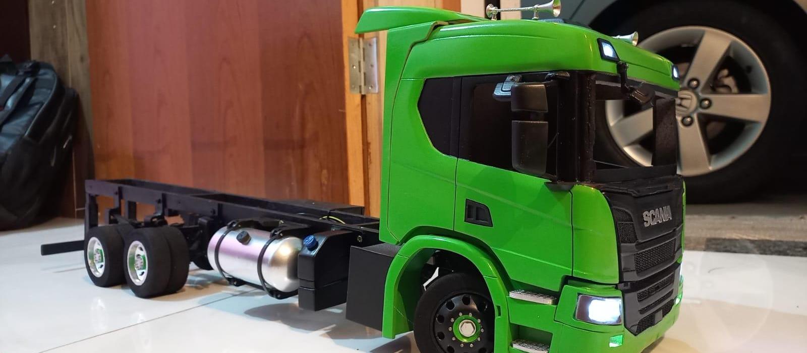 Caminhoneiro faz sucesso fabricando miniaturas de caminhões