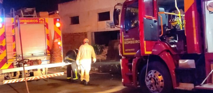 Bombeiros combatem incêndio em barracão de Paiçandu