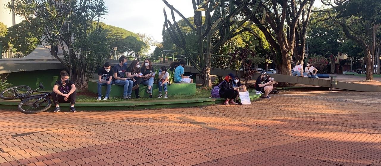 Manifestantes se concentram na praça da Prefeitura para aulas públicas