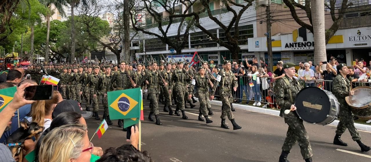 Milhares de pessoas acompanham desfile de 7 de Setembro em Maringá