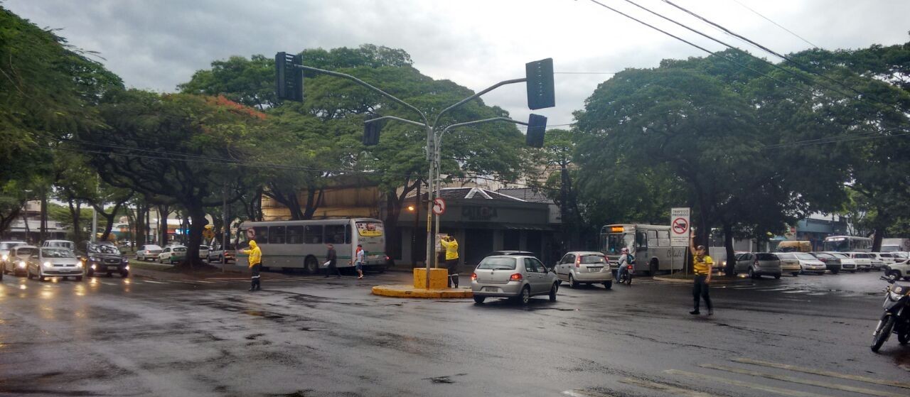 Falta de energia deixa oito cruzamentos sem semáforos em Maringá