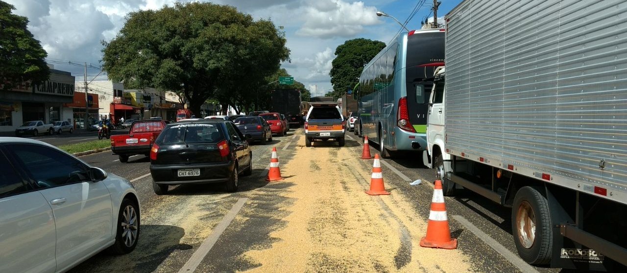 Avenida Colombo tem pista interditada após derramamento de farelo soja