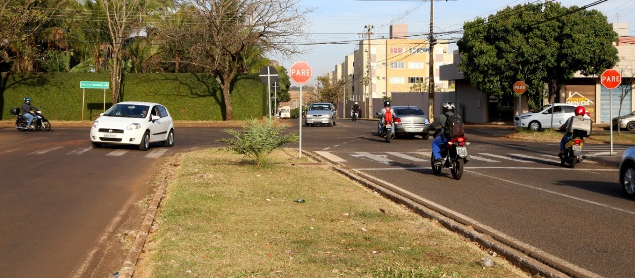 Para instalar semáforos, cruzamento da Polícia Federal é interditado