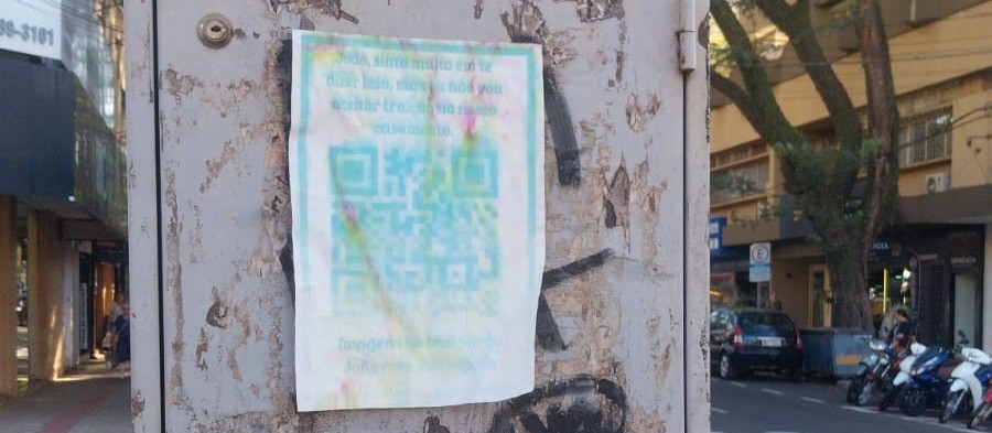 Cartaz no centro de Maringá tem QR Code para fotos de suposta traição