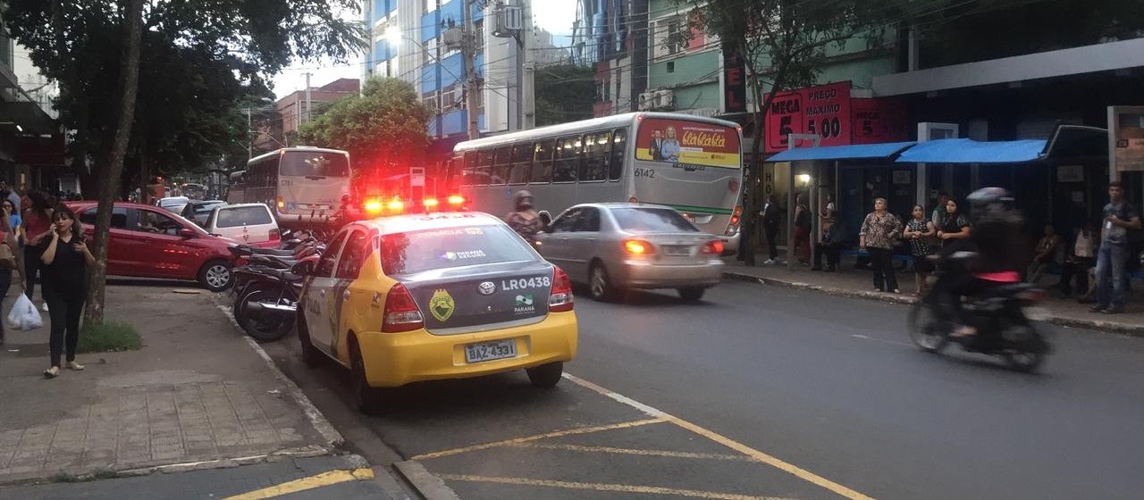 Mulher é colocada a força dentro de carro no centro de Maringá