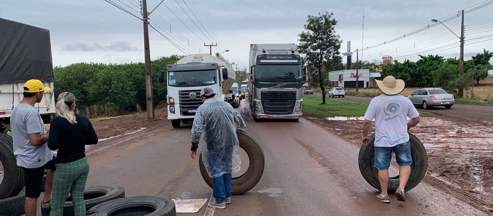 Caminhoneiros fazem bloqueio na PR-317, numa das entradas de Maringá