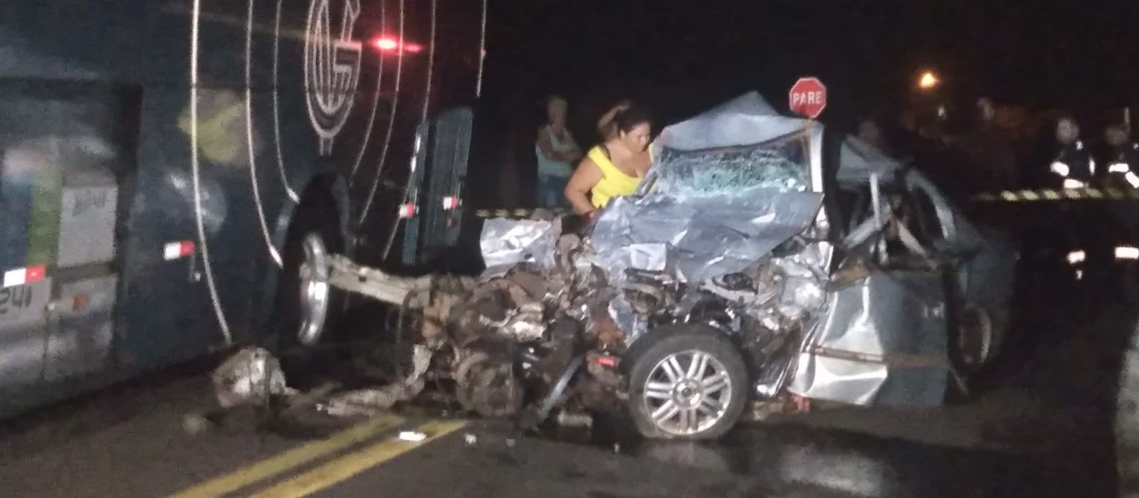 Quatro pessoas morrem em acidente envolvendo carro e ônibus 