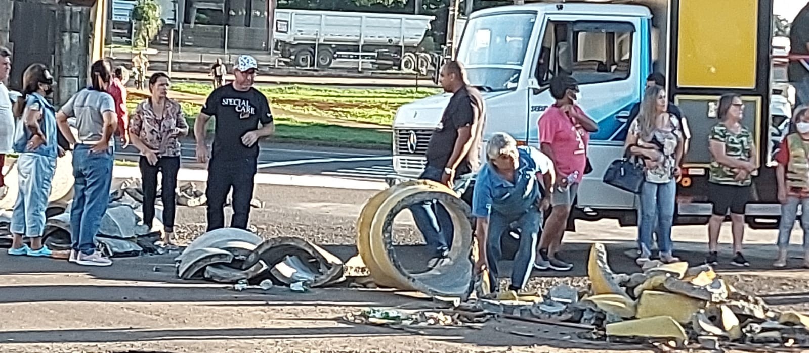 Moradores quebram tubos de concreto e liberam acesso à Avenida Colombo