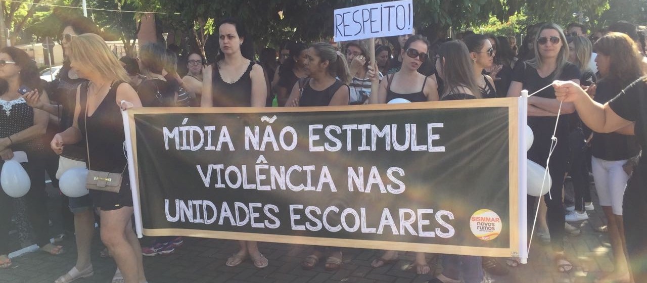 Profissionais da educação protestam em Maringá