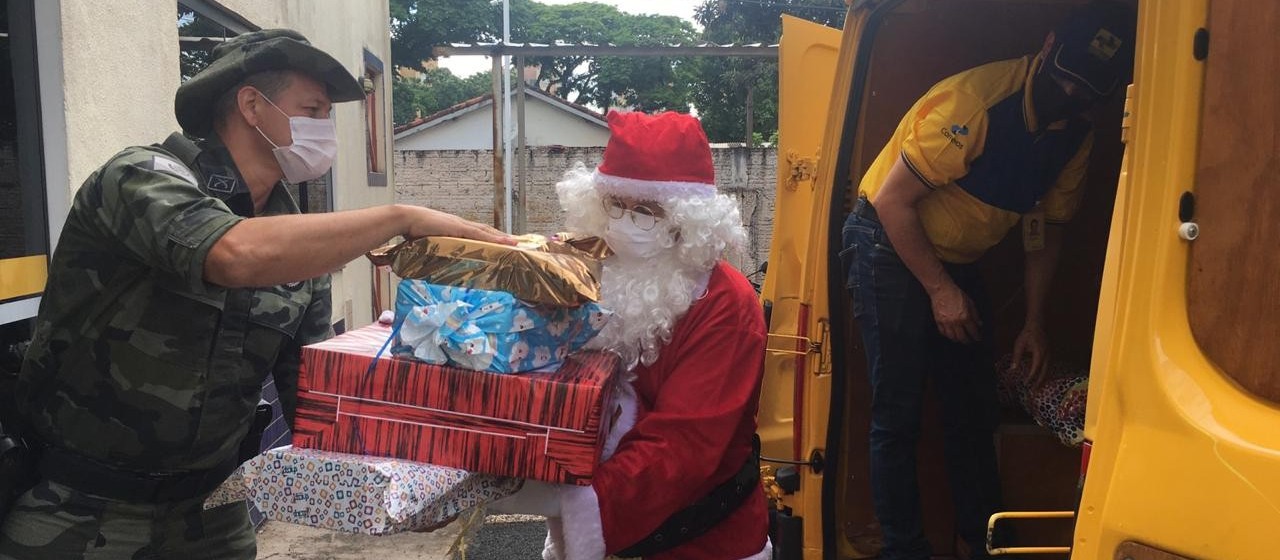 Polícia Militar entrega presentes na Campanha do Papai Noel dos Correios