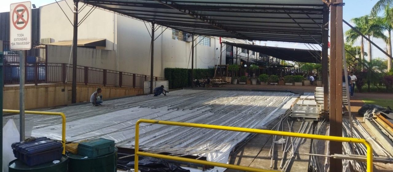 Pista de patinação no gelo começa a ser montada para a Maringá Encantada