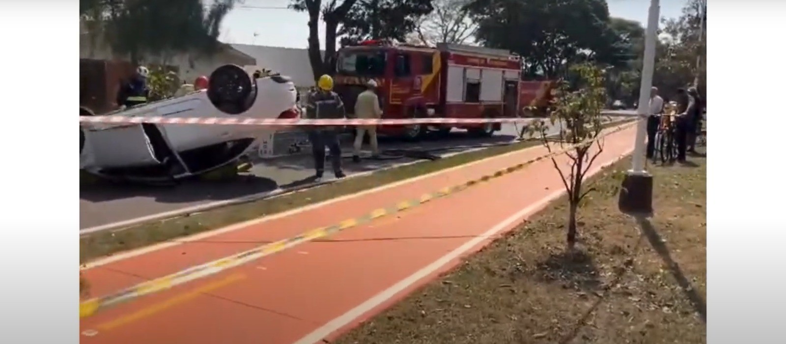 Carro capota na Avenida Gastão Vidigal; veja imagens 