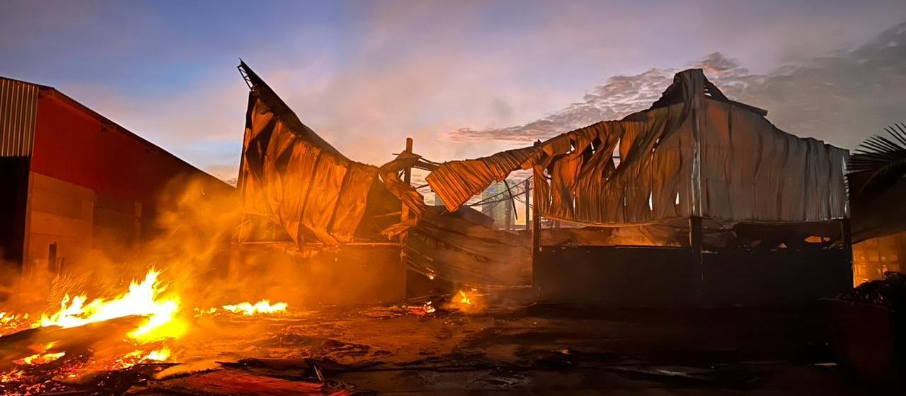 Incêndio em distribuidora de peças está controlado, mas estrutura colapsou