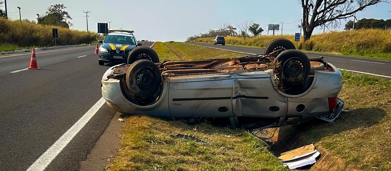 Três pessoas ficam feridas em capotamento na BR-376, em Paranavaí