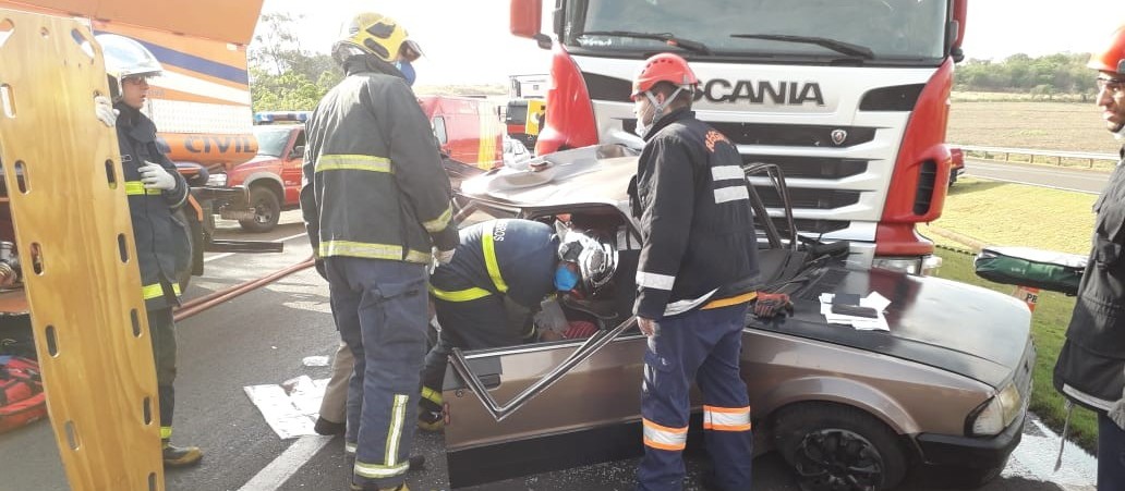 Bombeiros atendem grave acidente no Contorno de Mandaguari