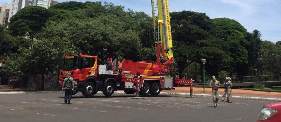 Bombeiros de Maringá recebem veículo do tipo alta plataforma