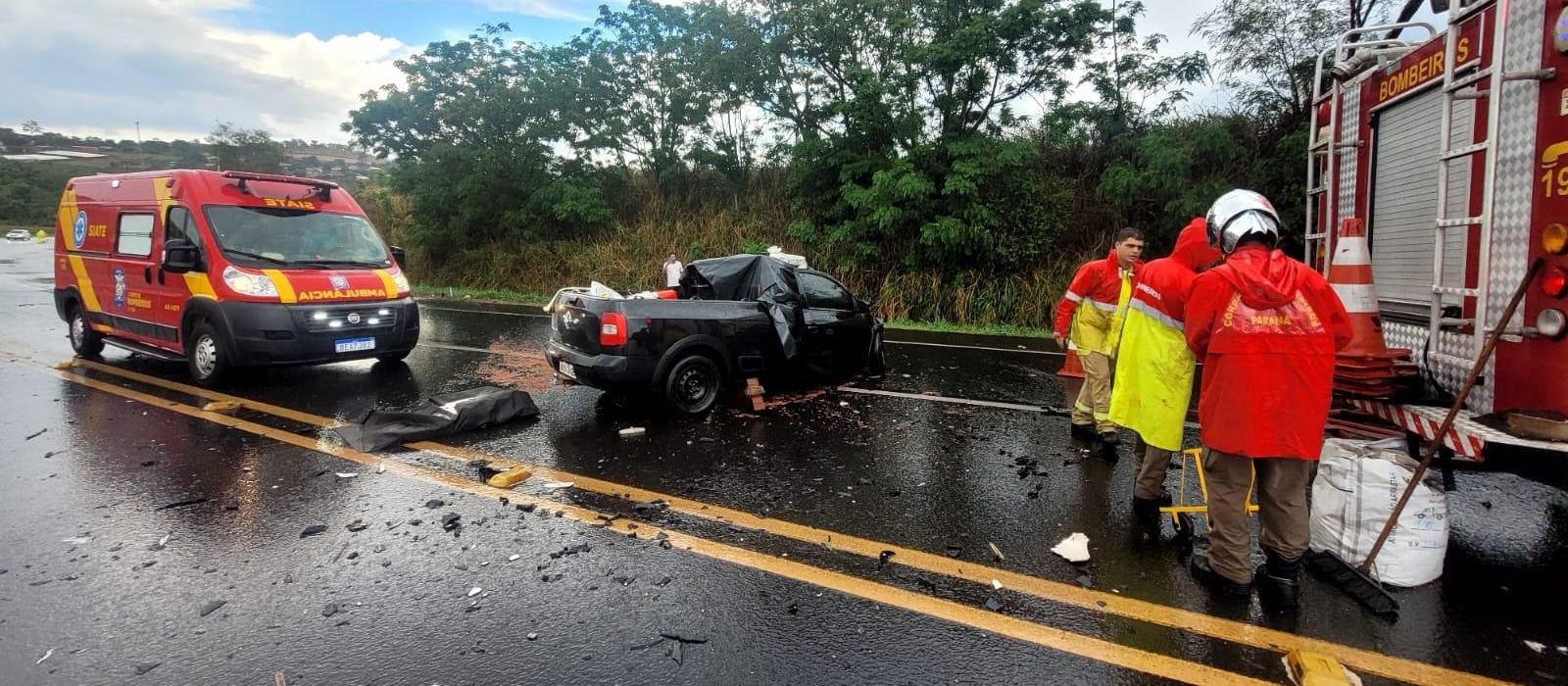 Motorista morre após colisão frontal entre saveiro e caminhão