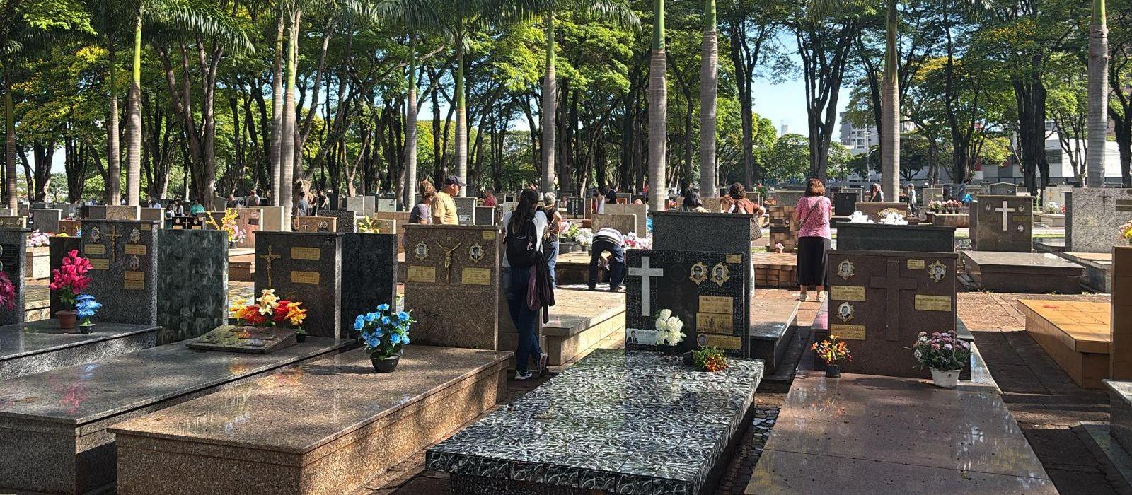 Movimento intenso no Cemitério Municipal no fim de semana de Finados