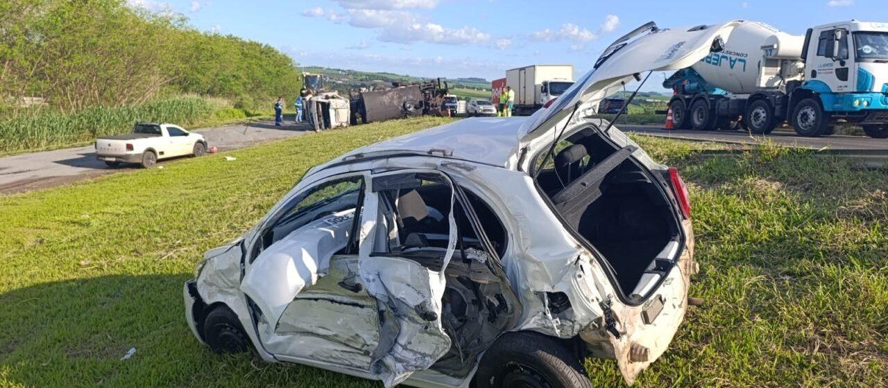 Caminhão capota, atinge carro e deixa três feridos na região de Maringá