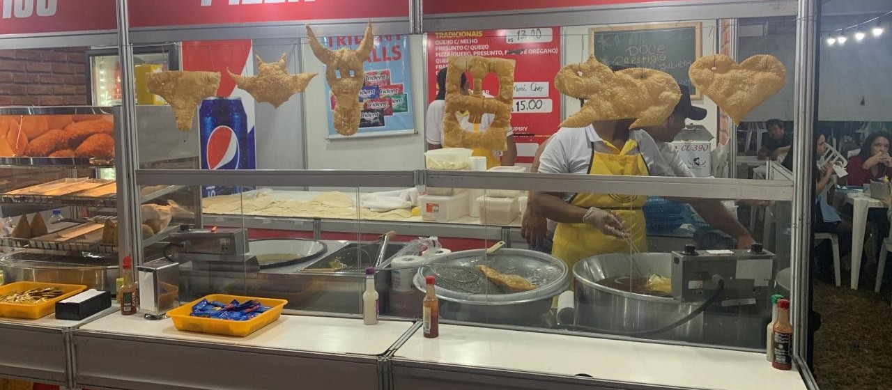 Pastéis com formatos diferentes chamam atenção na Expoingá