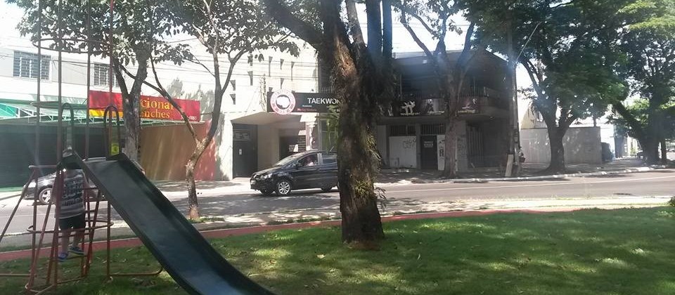 Famílias pedem segurança para crianças na praça de patinação