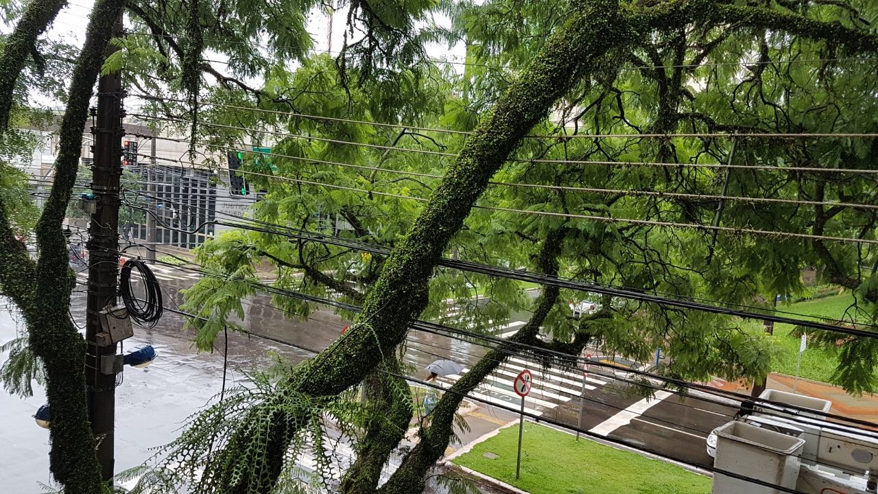 Chuva provoca estragos e acidente em Maringá