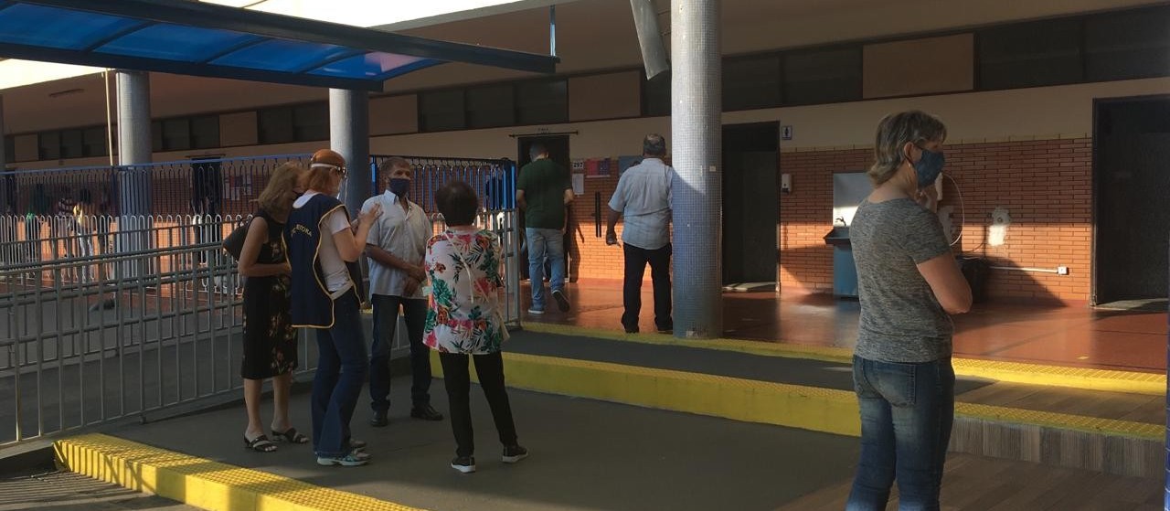 Movimentação intensa de eleitores no Colégio Santa Cruz neste começo de manhã