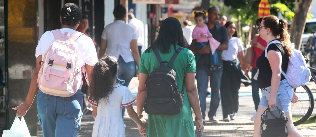 Horário especial de fim de ano do comércio de Maringá começa nesta sexta-feira (8); confira a programação