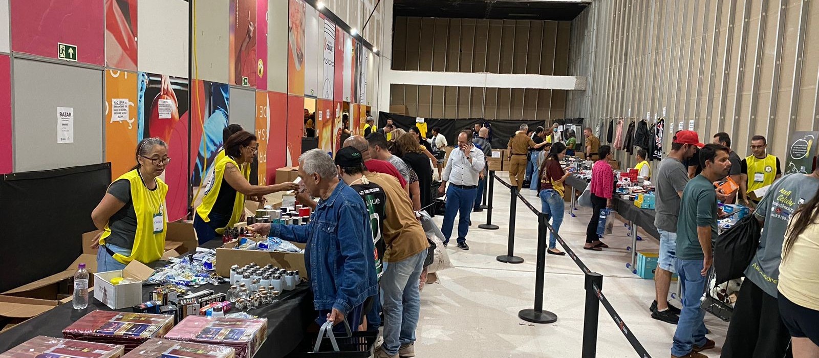 Maringaenses encaram horas na fila para comprar em bazar do Conseg