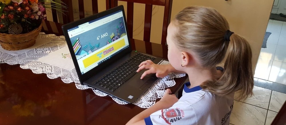 Pais são mediadores dos filhos nas aulas online