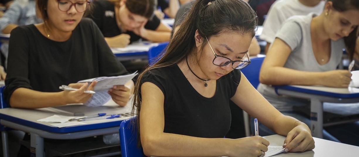 Com vagas sobrando, candidatos com ensino médio podem se inscrever na UEM