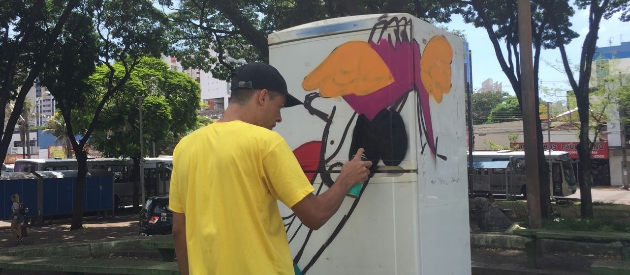 Grafiteiros pintam geladeiras que vão ganhar livros