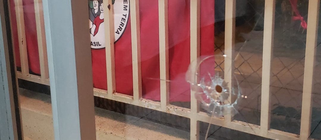 Apartamento com bandeira do MST teria sido alvo de disparo de arma de fogo