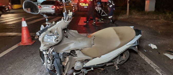 Motociclista fica gravemente ferido após colidir contra caminhonete no Contorno Sul