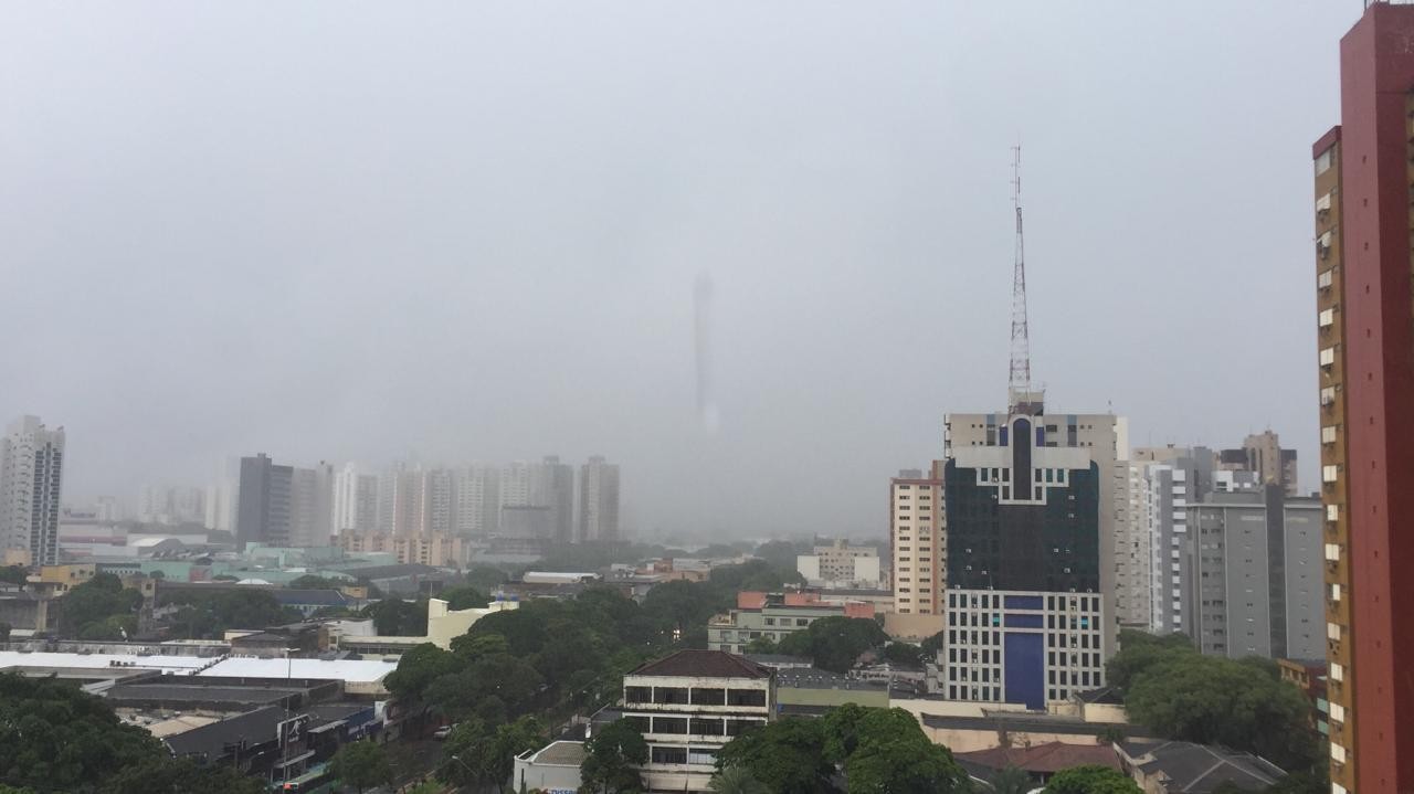 Primeiro dia de trabalho no comércio começa com chuva em Maringá