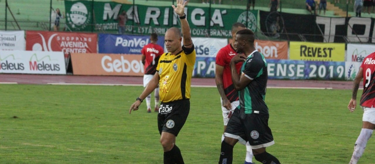 Depois de goleada, técnico deixa comando da equipe