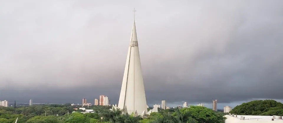 Maringá tem terça-feira (12) de tempo nublado, com pancadas de chuva ao longo do dia