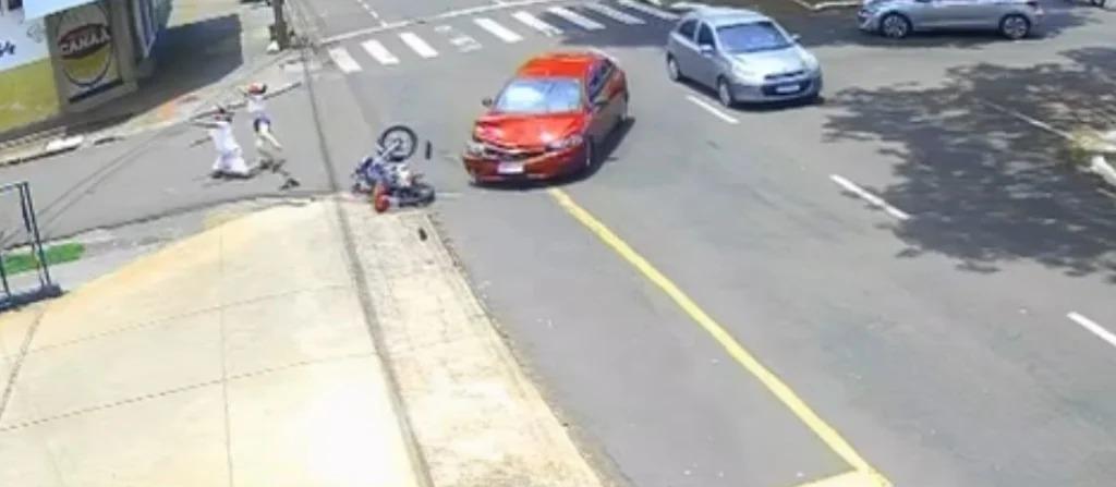 Pai e filha são perseguidos após briga de trânsito em Maringá e ficam feridos em acidente