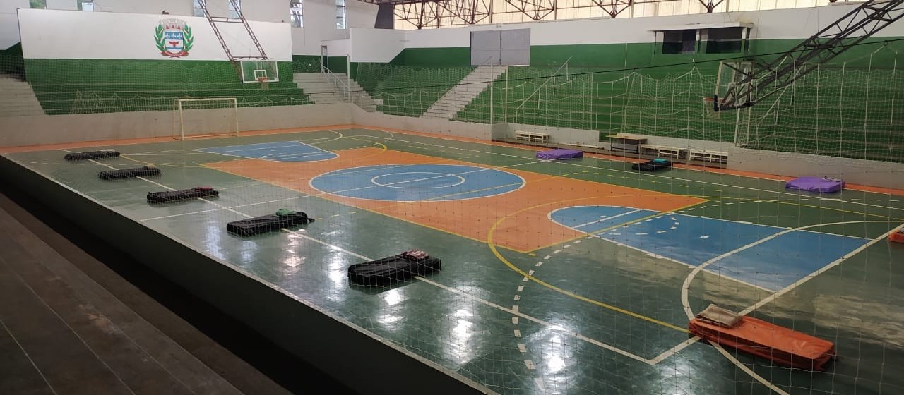 Mandaguari monta dormitório em ginásio de esportes para acolher moradores de rua