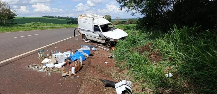 Fiorino carregada com bebidas capota na PR-323 a caminho de Maringá