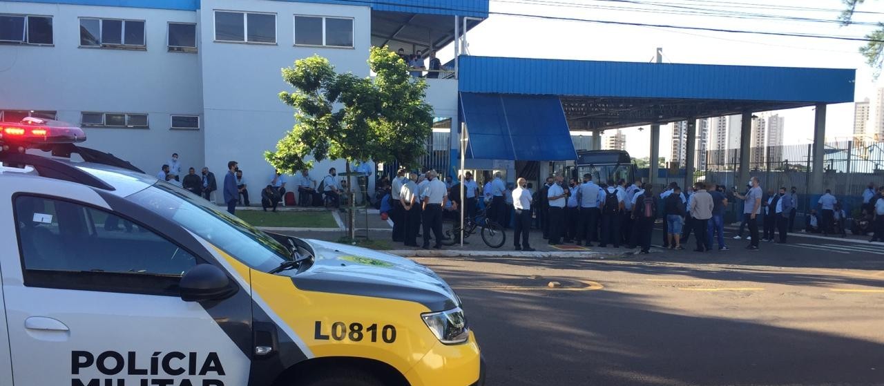 Motoristas da TCCC se concentram em frente à garagem da empresa