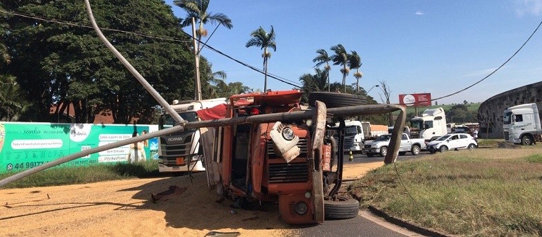 Caminhão tomba na BR-376 na saída para Paranavaí 