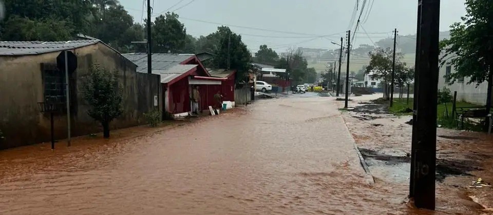 Inmet emite alerta vermelho de tempestade para parte do Paraná; veja a lista de cidades