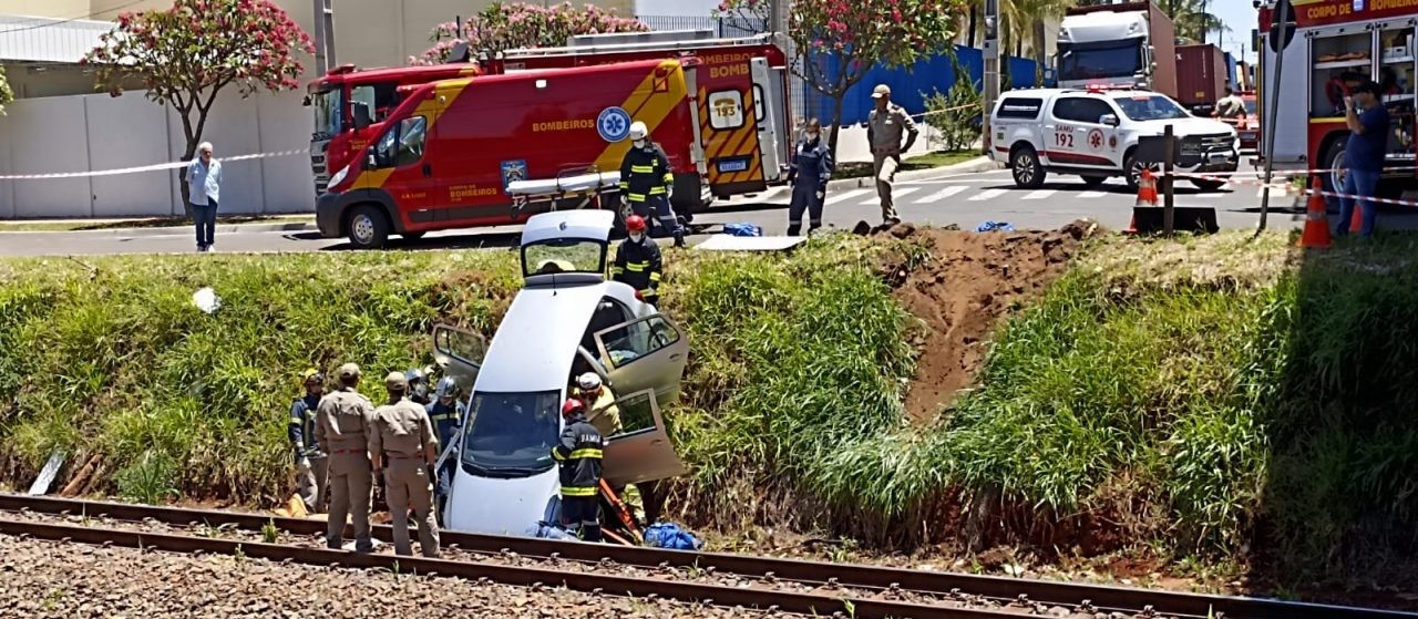 Carro cai em linha férrea, em Maringá