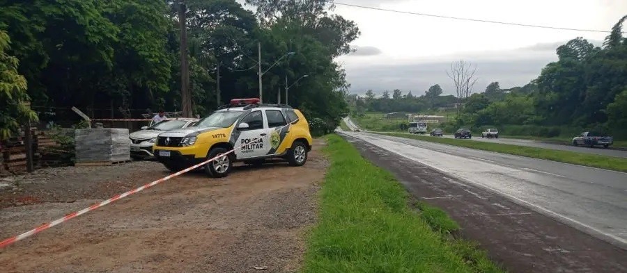 Câmera registra momento em que homem é morto a tiros dentro de carro