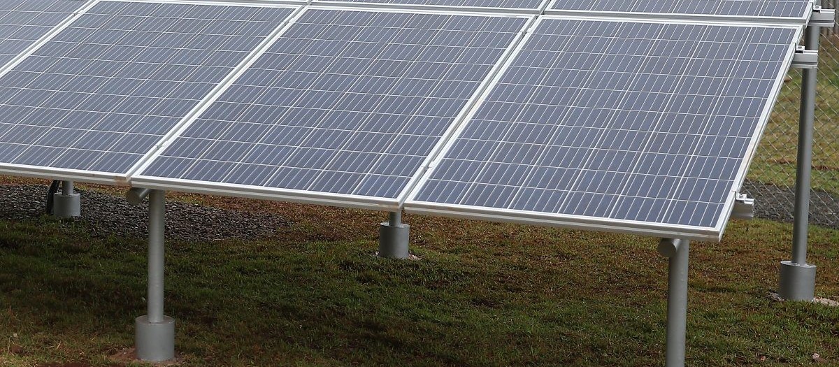 O movimento "Capacetes Amarelos" contra a taxação da energia solar 